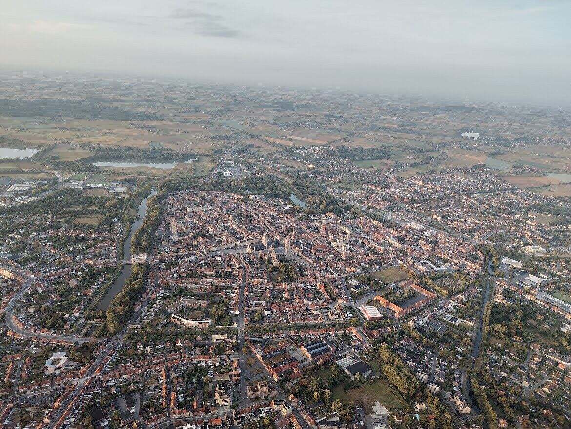 Luchtfoto van de binnenstad van Ieper tijdens een ballonvaart