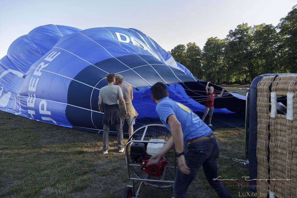 Montgolfière en cours de gonflage au début de la saison de vol